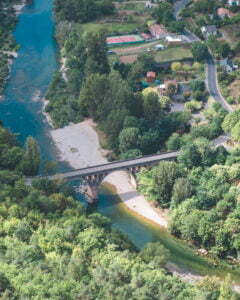 Brug over de rivier