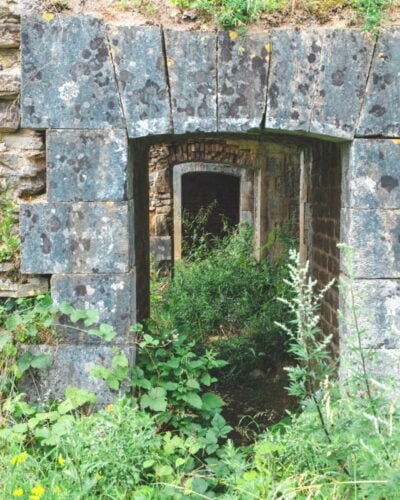 tunnels et murs de l'ancienne forteresse de Rocroi