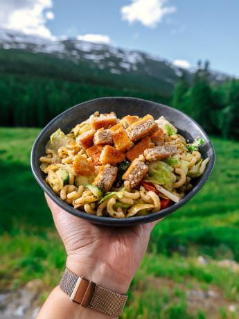pasta pesto salade met uitzicht op de bergen