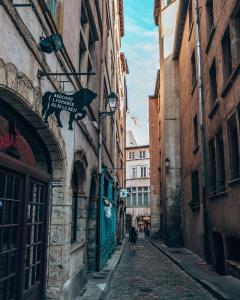 kleine straat lyon stad in frankrijk 