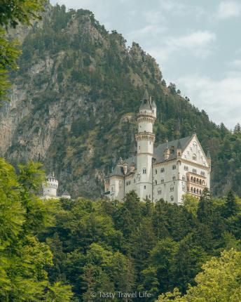 Het sprookjeskasteel Neuschwanstein op de heuvel 