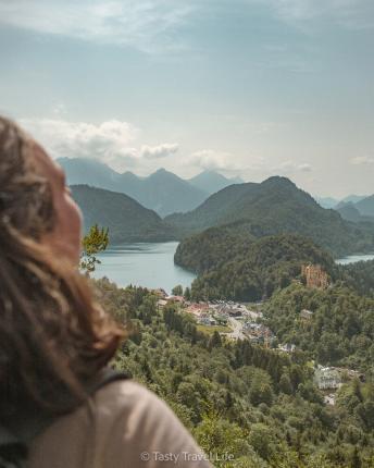 gezichtspunt blauwe meren en bergen 