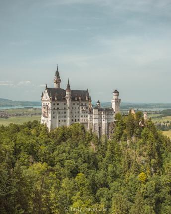 Neuschwanstein Sprookjeskasteel op de heuvel met uitzicht op het achterliggende land 