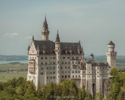 Kasteel Neuschwanstein op heuvel vanaf de marienbrucke, beste uitkijkpunt dat een bezoek waard is kasteel Neuschwanstein  