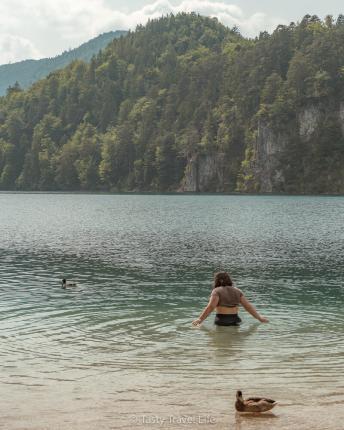 Ik zwem in de Alpsee met eenden 