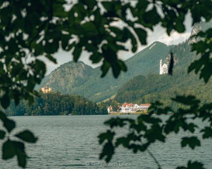 Uitzicht op de alpsee, neuschwanstein en hohenschwangau. 