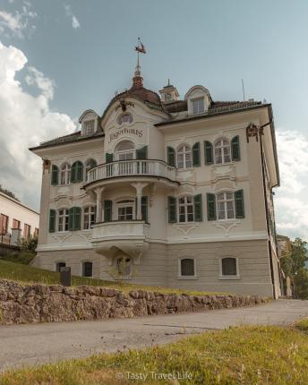 Jägerhaus met blauwe lucht. 