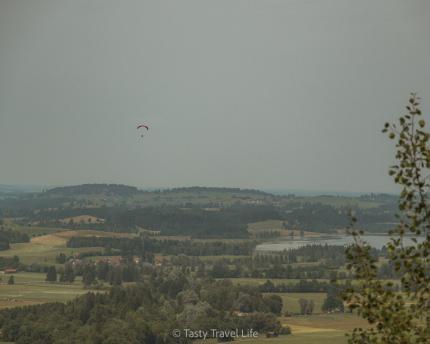 Gezicht op gebied met paraglider 