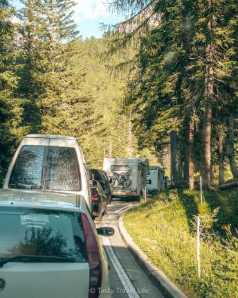 Auto's in de rij om de tolweg op te gaan richting Rifugio Auronzo