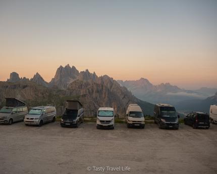 Zonsopgang boven de berg bij de overnachtingscamperparkeerplaats bij Rifugio Auronzo.