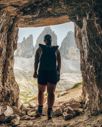 Kijk naar de Tre cime vanuit een grot terwijl ik ervoor blijf.