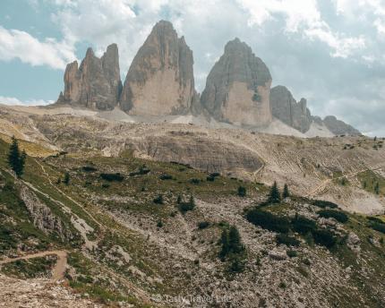 Drei zinnen, Tre cime, zicht met wandelpad links en rechts ervan.