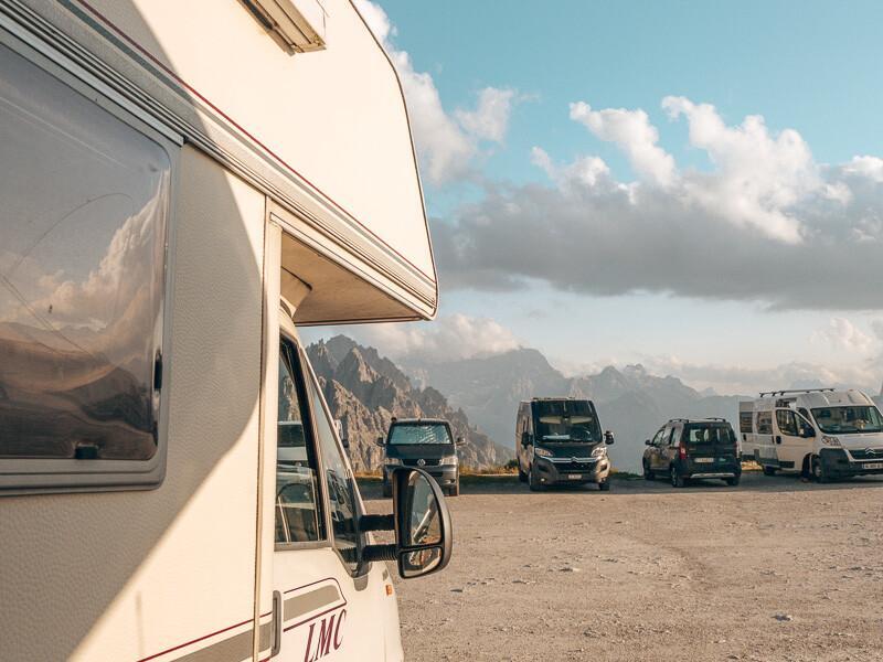 camper geparkeerd bij de rifugio auronzo overnachtingsparkeerplaats met uitzicht op de bergtoppen