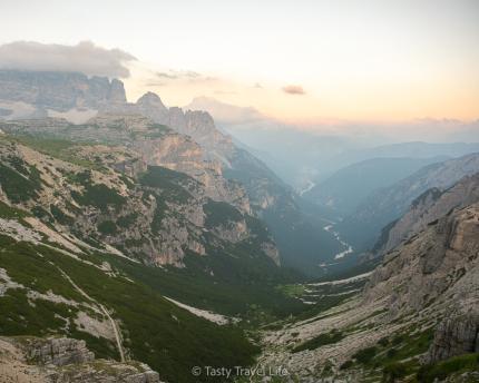 uitzicht op de vallei met zonsondergangkleur Rifugio Auronzo parkeren