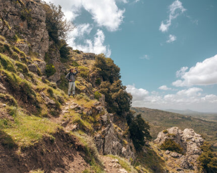 Wandelen over het rotsachtige pad van Monte Fumai